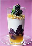 Joghurt mit Brombeeren, gehackten Mandeln und Honig