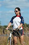 Femme avec vélo de route, nature, portrait