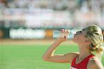 Athlète féminine, boire de l'eau en bouteille
