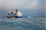 Passagers d'un navire d'expédition Ocean Nova transvaser dans des canots pneumatiques Zodiac pour visiter Point sauvage sur l'île de l'éléphant à l'extrémité nord-est de l'archipel des Shetland du Sud.