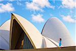 Australie, New South Wales, Sydney, Sydney Opera House, photographie prise de femme