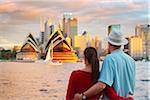 Australie, New South Wales, Sydney, Sydney Opera House, homme et femme regardant vers Sydney opera house