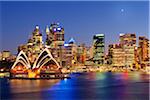 Australien, New South Wales, Sydney, Sydney Opera House, die Skyline der Stadt in der Abenddämmerung