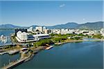 Australien, Queensland Cairns. Luftbild von Shangri-La Hotel at The Pier mit Zentrum im Hintergrund.