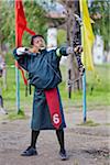 Un concours de tir à l'arc, avec l'archer à l'aide d'un archet moderne « composé ».