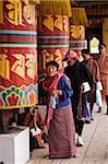 Tourner les moulins à prière géants à la National Chorten commémoratif à Thimphu.