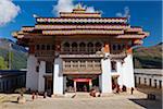 Le grand monastère de Gangtey, datant du XVIIe siècle, décorée de drapeaux bannières en préparation pour une puja.