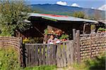 Kleine Farm in Jakar, mit Chilischoten Trocknen auf dem Dach