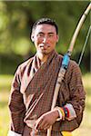 Un beau archer avec bambou traditionnel arc et flèche.