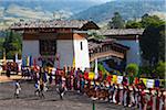 Hauts fonctionnaires et les moines prenant part à une répétition générale pour le mariage Royal du roi de la cinquième à Punakha Dzong.
