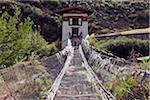 Als Tourist bis zu Fuß über die schwankende eiserne Hängebrücke am Tamchhog Lhakhang, ein Kloster im 14. Jahrhundert von Dewa Zangpo gebaut...