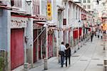 Promeneurs sur Rua da Felicidade, Macau, Chine