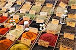 Antibes, Provence Alpes Côte d'Azur, France. Herbes et épices en vente sur le marché des aliments Antibes