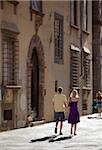 Italie, Toscane, Lucques. Un couple marchant dans le centre historique