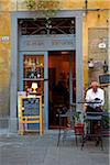 Italien, Toskana, Lucca. Ein Mann außerhalb der typischen Café