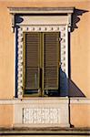 Italien, Toskana, Lucca. Ein Fenster auf eine der Villen in der Altstadt