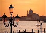 Traditionelle Lampen und der Chiesa del Santissimo Redentore bei Sonnenuntergang, Venedig, Venetien, Italien