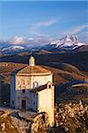 Italien, Abruzzen, Rocca Calascio. Die Kirche von Santa Maria della Pietà bei Sonnenaufgang.