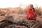 Jeune fille à côté du feu de camp en Elerai Conservancy, près de Parc National d'Amboseli, Kenya safari.