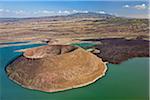 Le cône volcanique forme parfaite appelé Nabuyatom s'avance dans les eaux de jade du lac Turkana.