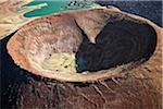 Le cône volcanique forme parfaite appelé Nabuyatom s'avance dans les eaux de jade du lac Turkana, à l'extrémité sud inhospitalière du lac, appelée Von Hohnel baie.