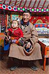Mongolei, Ovorkhangai, Khungu Khan Natural Reserve. Ein Nomade Mann sitzt in seinem Ger mit seiner Tochter.