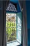 Fenêtre de la chambre donnant sur la cour principale, des mages, Riad Marrakech