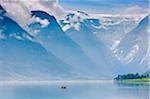 Norwegen, Western Fjorde, Nordfjord, Menschen im Ruderboot