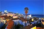 Alfama in der Abenddämmerung von der Portas Do Sol Belvedere gesehen. Lissabon, Portugal