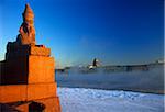 Russland, St.Petersburg. Eine exotische Winterszene mit einem Blick auf den teilweise gefrorenen Fluss Newa Sphinx