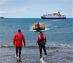 Un canot pneumatique Zodiac attirent des visiteurs à terre pour une humide atterrissant à Salisbury Plain partir le navire d'expédition Ocean Nova.