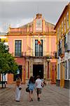 Spanien, Andalusien, Sevilla; Drei junge Leute zu Fuß durch das Barrio di Santa Cruz