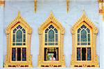 Thaïlande, bangkok, Wat Benchamabophit, temple de marbre, femme regardant par la fenêtre