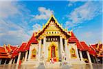 Thailand, Bangkok, Wat Benchamabophit, Marmor-Tempel, Frau und Kinder zu Fuß