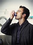 Homme utilisant l'asthme inhalateur