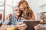 Vieux couple à l'aide de tablet PC