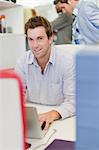 Homme d'affaires travaillant sur ordinateur portable