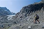 Grimpeur homme près de Chickamin Glacier, Ptarmigan Traverse, North Cascades, Washington, USA