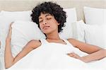 Geschweifte kurzhaarige Frau friedlich schlafend im Bett weiß