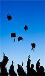 Étudiants célébrant l'obtention de leur diplôme tout en jetant leurs chapeaux