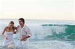 Jeune couple debout dans la mer