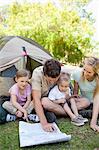 Ein camping Familie Blick auf die Karte um zu sehen, wo sie sind.