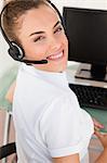 Porträt einer gebräunten Frau tragen Kopfhörer in einem hellen Büro
