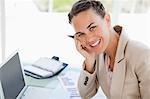 Portrait d'une femme d'affaires souriant avec une tresse dans un bureau lumineux