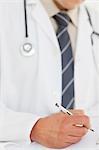 Gros plan de la prescription étant remplie par le médecin de sexe masculin