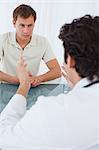 Serious man à la recherche, à l'écoute de son médecin de sexe masculin