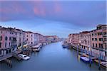 Vue du Grand Canal de Ponte di Rialto, à l'aube, Venise, Vénétie, Italie