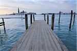 Jetée en bois au Grand Canal, Venise, Vénétie, Italie