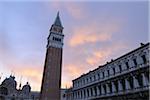 Markusplatz in der Morgendämmerung, Venedig, Veneto, Italien