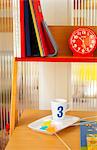 Table enfant avec horloge, livres, coupe et plateau